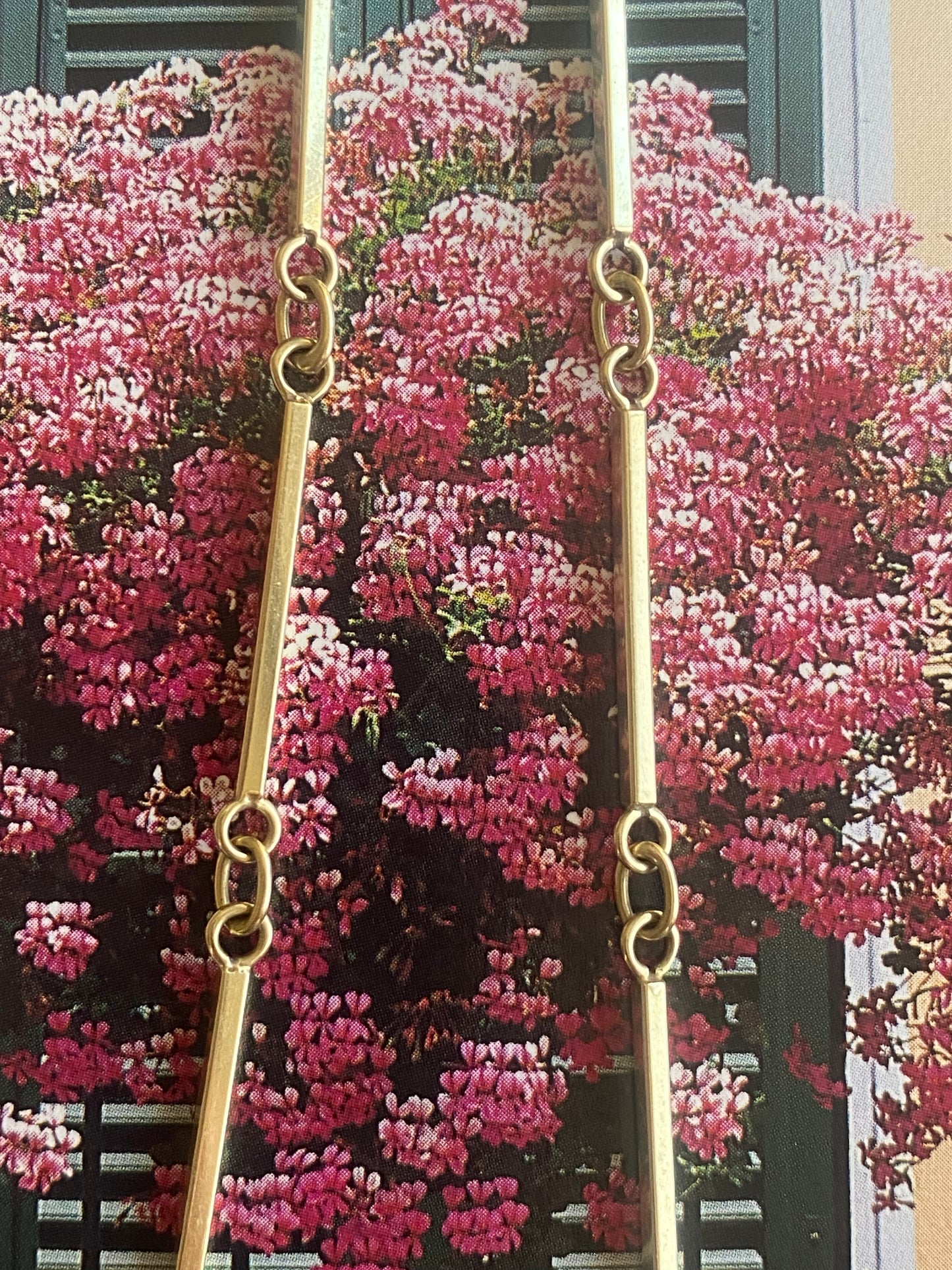 Interlocking Circles on Bar Link Chain