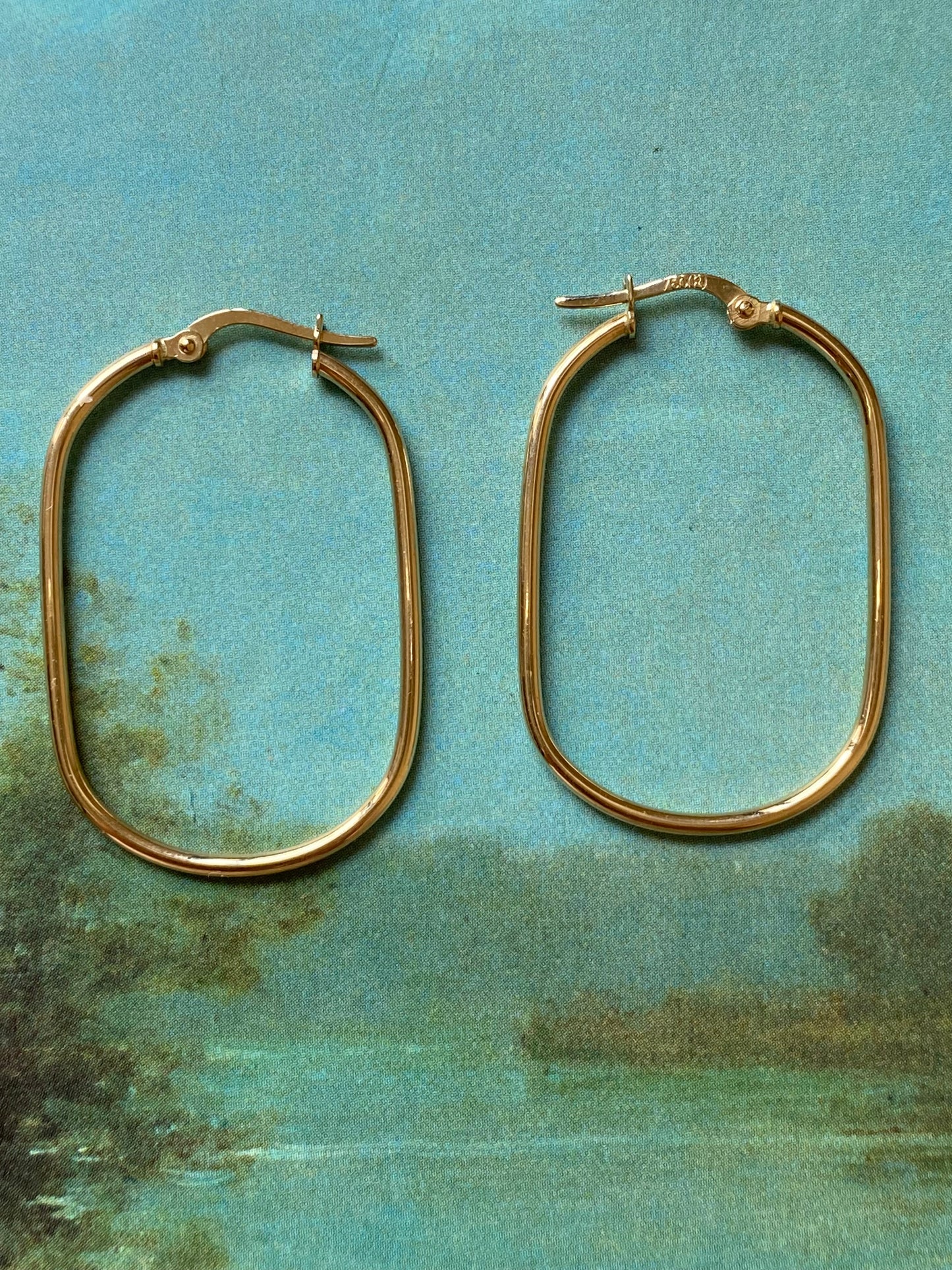18k Rounded Rectangular Hoops
