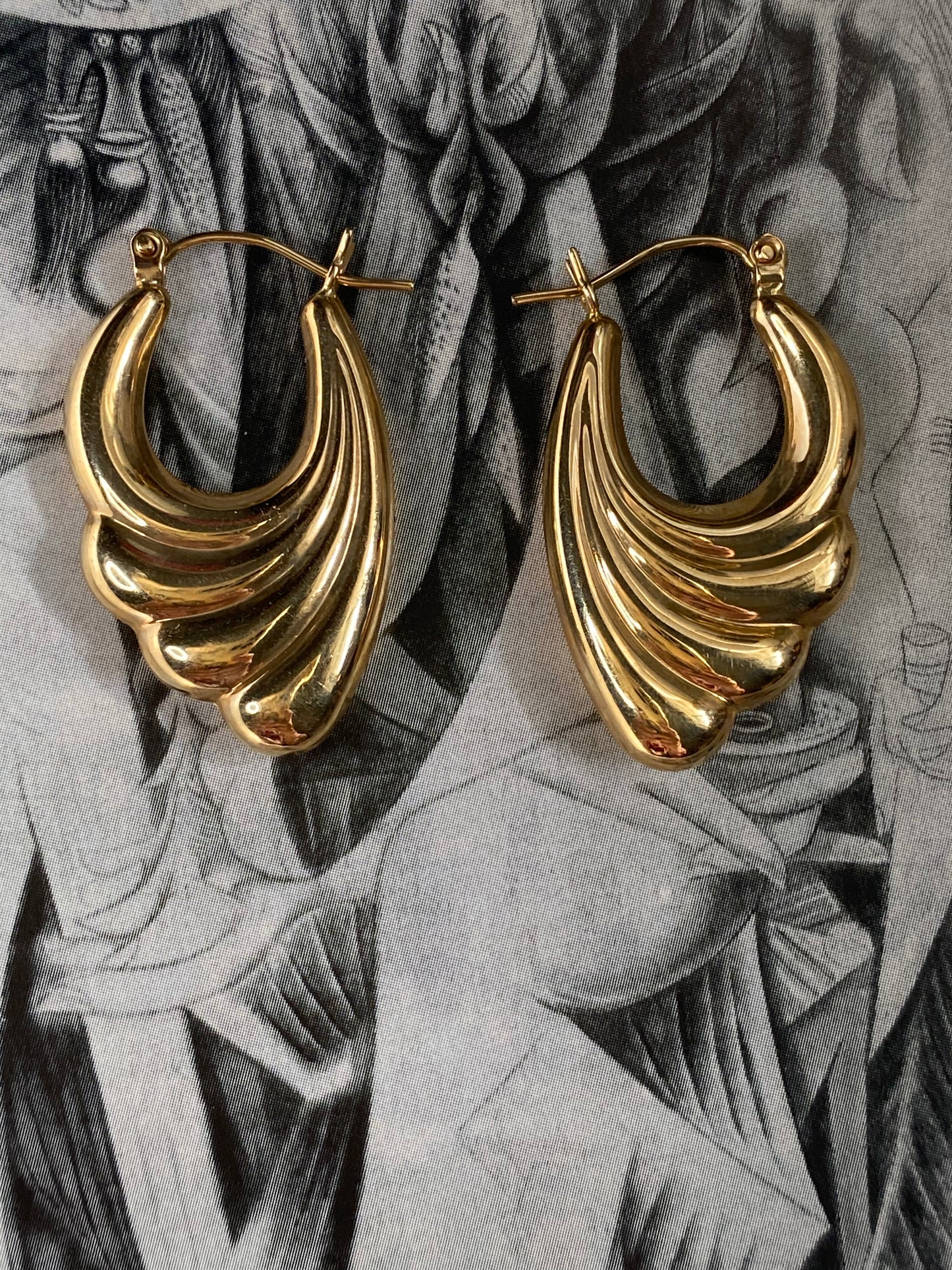 14k Elongated Scalloped Hoops