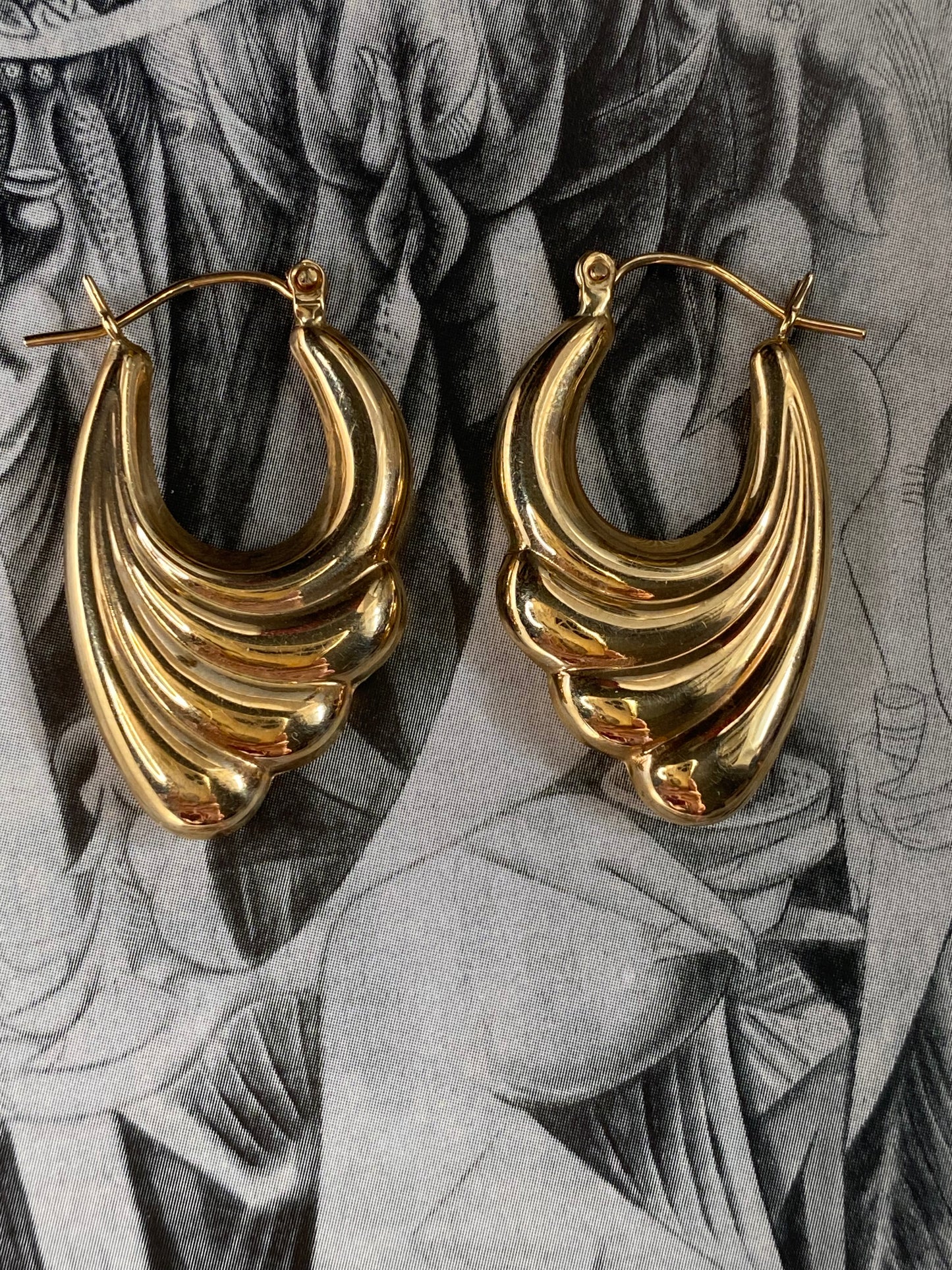 14k Elongated Scalloped Hoops